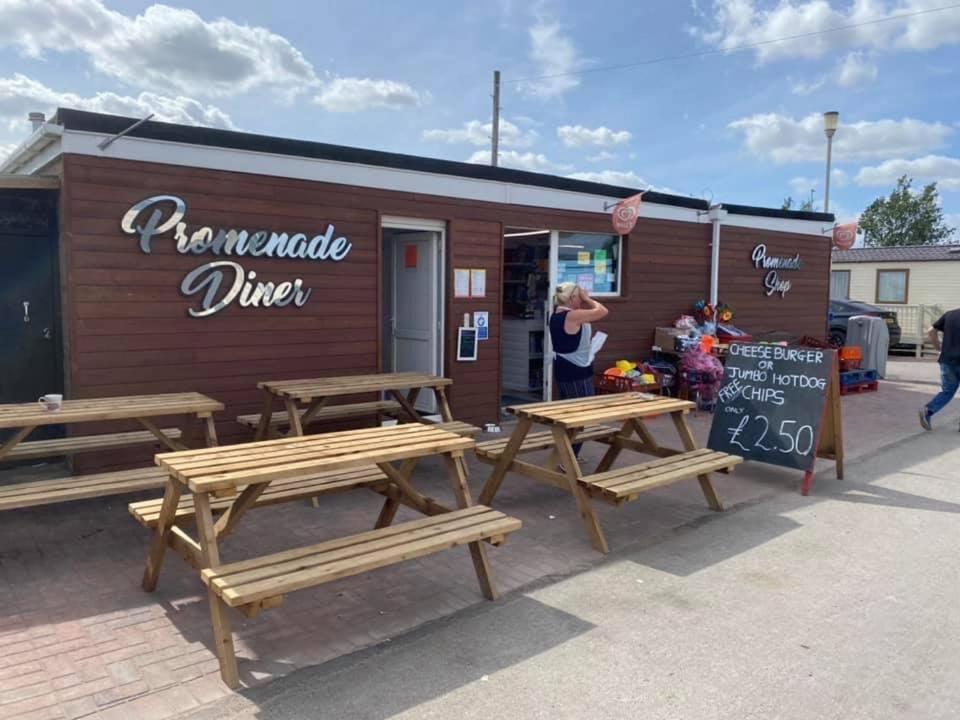 Promenade 852 - Pet Friendly, Wifi And Just A Few Steps From The Beach, Close To Fantasy Island - Meadow Lakes Caravan & Hire * Skegness