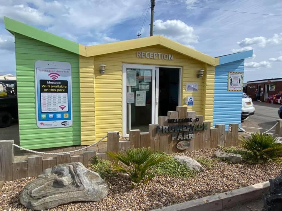 Promenade 852 - Pet Friendly, Wifi And Just A Few Steps From The Beach, Close To Fantasy Island - Meadow Lakes Caravan & Hire Holiday home Skegness